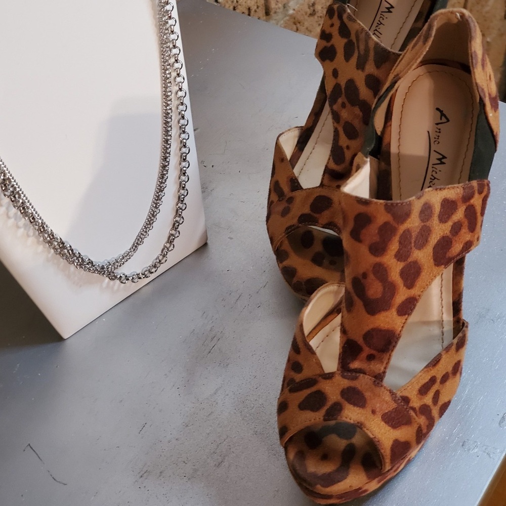 Brand:Anne Michelle.  Heel size: 4 1/2 inch.  Pattern:Cheetah Material: Cloth